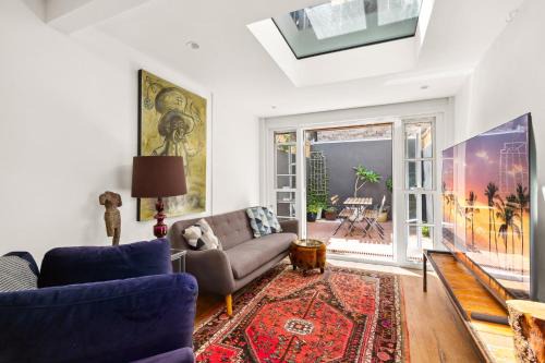 Darlinghurst House | Stylish Inner-City Terrace Home with Rooftop Deck