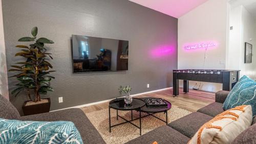 Continental Foothills House | Stylish N Scottdsdale 4 bdrm With Sparkling Pool and Games Galore