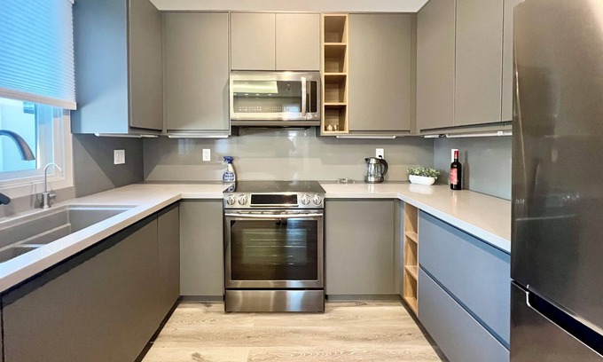 San Tomas House | Stylish new 2B2B detached house with a private backyard in a quiet neighborhood