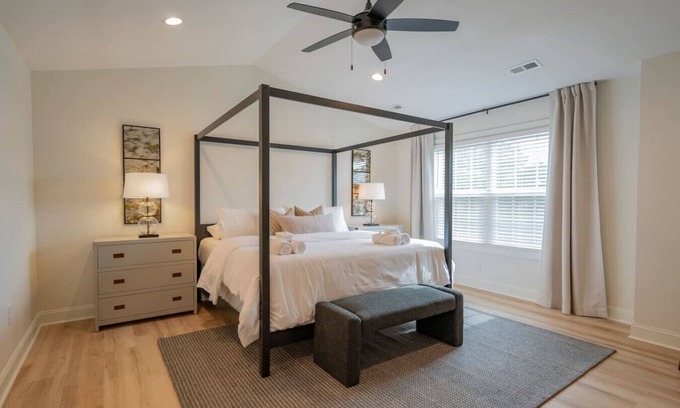 Lynchburg Apartment | Stylish New Build | 3BR Townhouse | Master BDR TV!