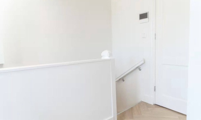 Spaarndammer en Zeeheldenbuurt Apartment | Stylish Rooftop Apartment Mondriaan Near Canals & Central Station – Sleeps 3
