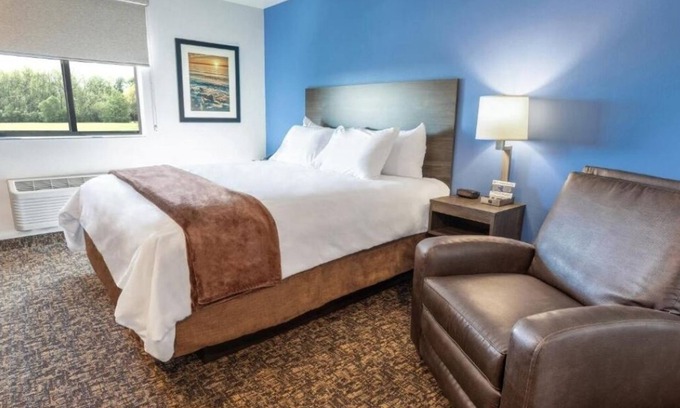 Beatrice Hotel | Stylish Room Pet Friendly Near Gage Museum And Sprinting Speedway Action