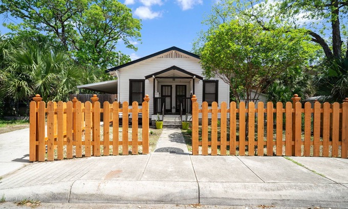 San Antonio Cottage | Stylish San Antonio Home by downtown, airport, Pearl District, Alamodome