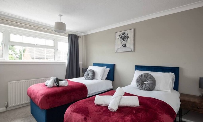 Bletchley House | Stylish & Spacious 3BR Home With Private Driveway