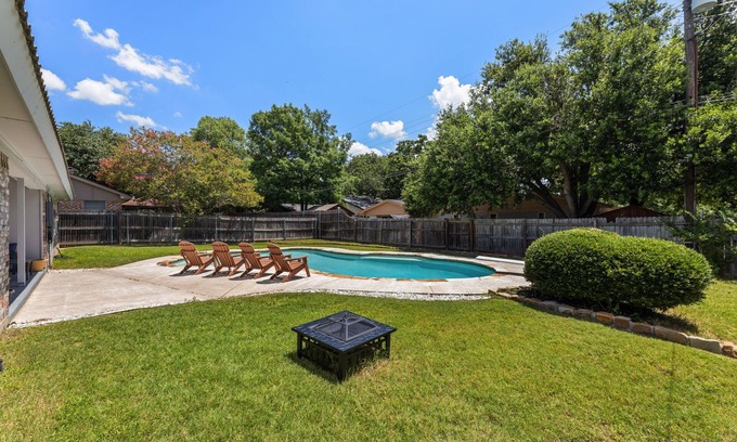 Bedford Villa | Stylish Villa in DFW - Pool Pool Table Near Stadiums