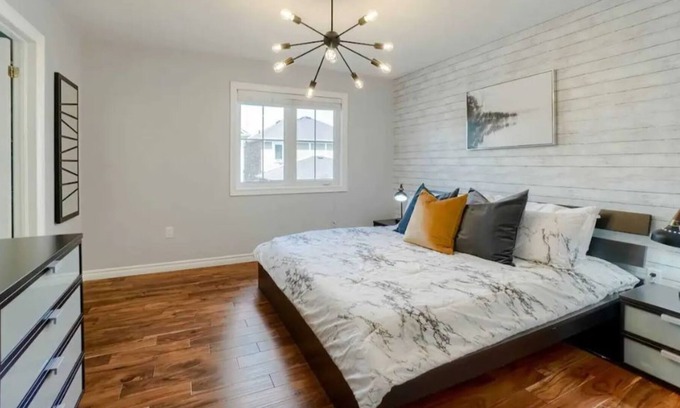 Halton Regional Municipality House | Stylish with outdoor jacuzzi, foosball & comfort