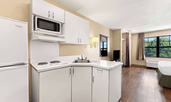 Columbus Hotel | Suburban Studios Columbus Bradley Park