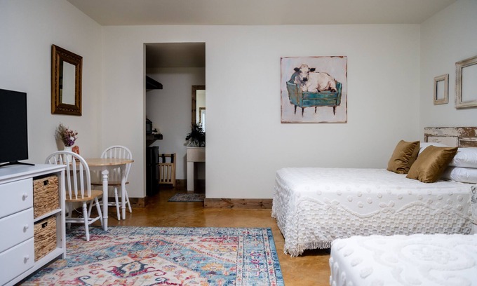 Brenham Apartment | Suite #5: "The Divine Bovine" - 10min from Round Top, middle of Austin & Houston