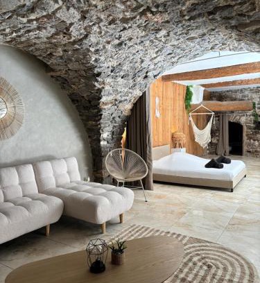 Anduze Apartment | Suite l'Écrin Caché avec billard et baignoire îlot