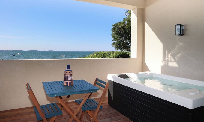 Arcachon Apartment | Suite Vue Mer Jacuzzi - Les Vagues Hôtel & Spa