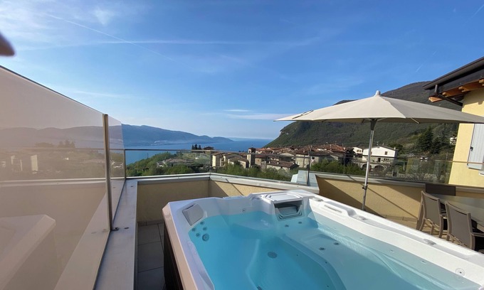 Aer Apartment | Suite with whirlpool, sleeps 6, breathtaking lake view, pool