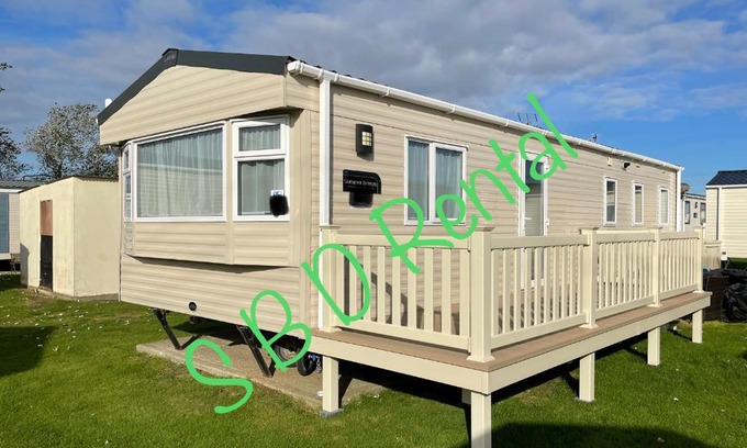 Clacton-on-Sea Resort | Summer Breeze Deluxe Caravan Rental