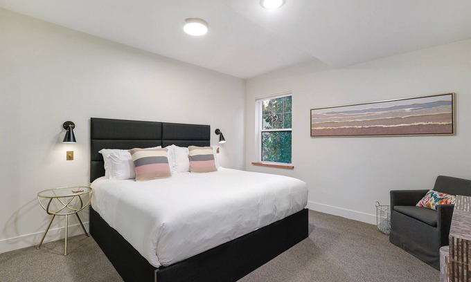 Mount Shasta Hotel | Summit Lofts, King Bed, Downtown Mt. Shasta #202