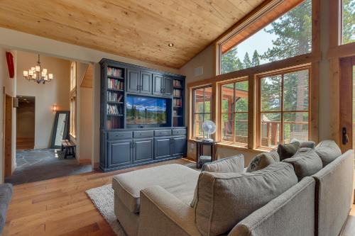 Olympic Valley House | Summit Solitude at Palisade Tahoe - Charming 5BR w Foosball & Shuffleboard Table & Pet Friendly