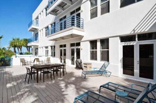 Truman Annex House | Sundown Refuge by AvantStay Great Location w Patio Outdoor Dining BBQ Shared Pool Week Long Stays