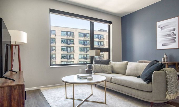Congress Park Apartment | Sunny Congress Park 1BR w/ Gym & Pool, near shops & dining, by Blueground