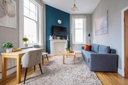 Holborn and Covent Garden Apartment | Sunny Corner Apartment in Center of London (2)