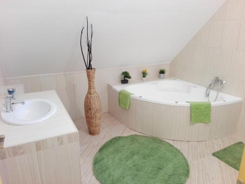 Zánka Apartment | Sunny Garden