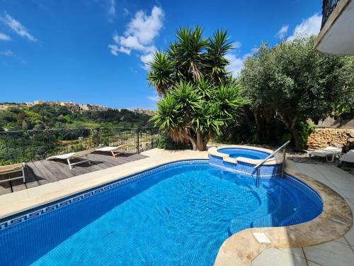Fontana Bed & Breakfast | Sunny Gozo Getaway Pool & Easy Check-In