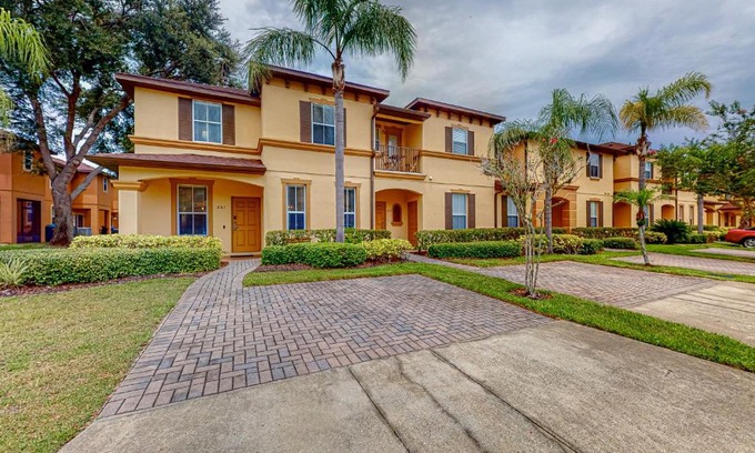 Regal Palms House | Sunny Oasis