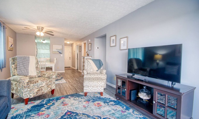 Myrtle Beach Condo | Sunny oceanfront condo with beach access, pool, hot tub, washer/dryer & WiFi