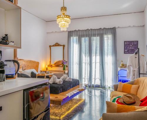 Old Town Rethymnon Apartment | Sunny Palm Room Crete