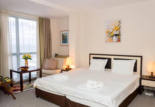 Golden Sands Apartment | Sunny Studio in Hotel Berlin, Steps from the Beach! by Flat Mаnager
