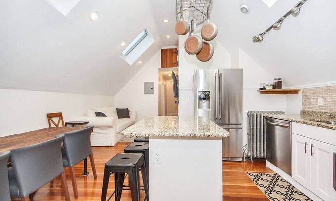 Dorchester House | Sunny Treetop Retreat | Near T