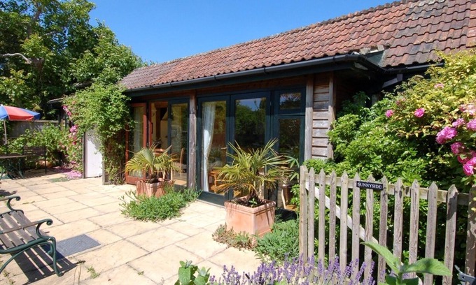 Taunton Cottage | SUNNYSIDE, pet friendly, country holiday cottage in Taunton