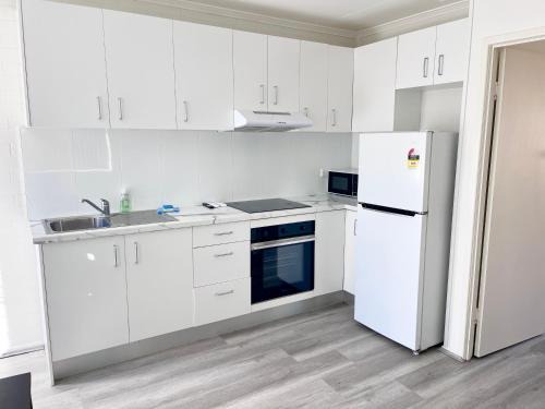 Surfers Paradise Apartment | Sunrise Apt 3 - Bright 1BR - Upstairs - Pool View