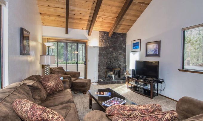 Tennis Village Condo | Sunriver Retreat with A/C, BBQ Grill & Near Spa
