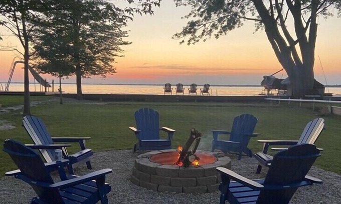 Anchorville House | Sunset Bay: Embrace Fall Colors at Sunset Bay – A Lakeside Fall Retreat