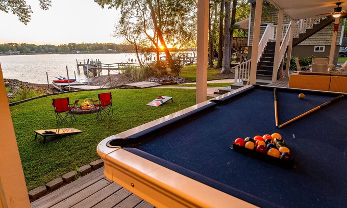 Newberry Shores House | Sunset Cove-Waterfront private dock, kayaks, your lake home!