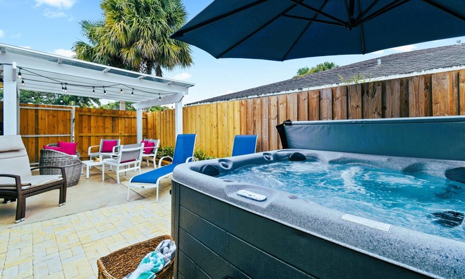 BallenIsles House | Sunset Oasis ☆ Digsify ☆ Relaxing Vacation Home with Jacuzzi ☆ Near Beaches