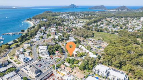 Nelson Bay House | Sunset Towers, 1-25 Donald St- in the heart of town with Wi-Fi and Air Con