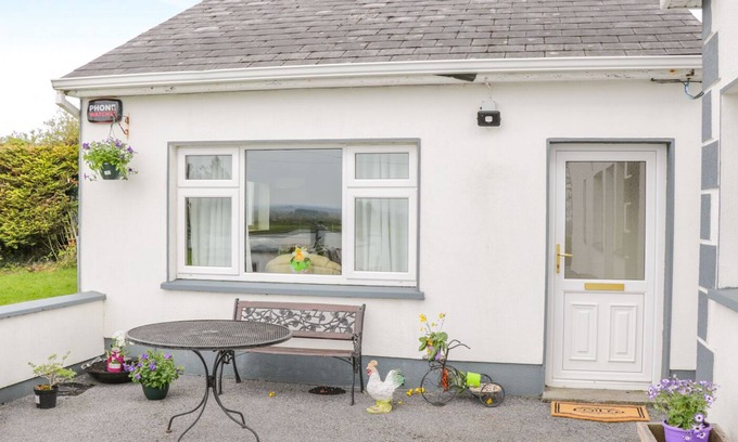 Glenamaddy Cottage | SUNSET VIEW, pet friendly, with a garden in Creggs, County Galway