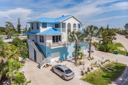 Englewood Apartment | Sunset Views Steps From the Beach With Elevator Duplex