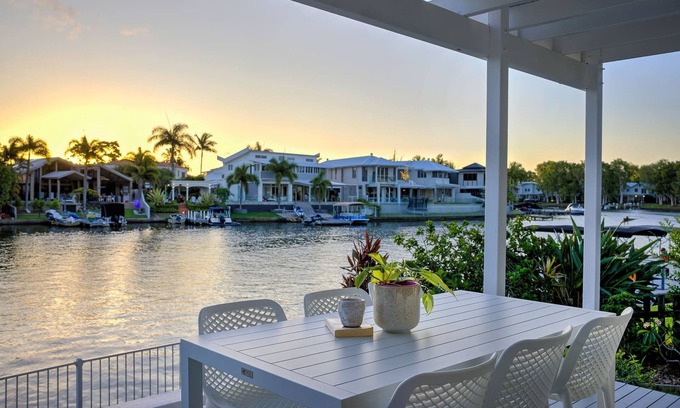 Noosaville Apartment | Sunsets at Snowmas, Pooch Friendly & Stunning View