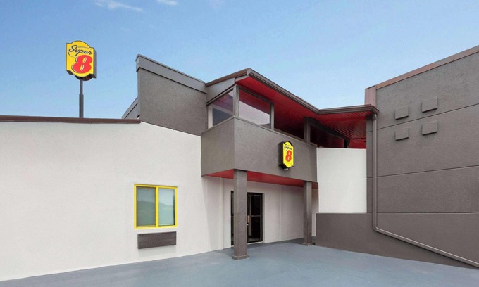 Bridgeport Hotel | Super 8 by Wyndham Bridgeport/Clarksburg Area