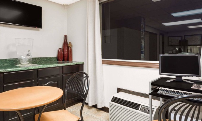 Greensboro Hotel | Super 8 by Wyndham Greensboro