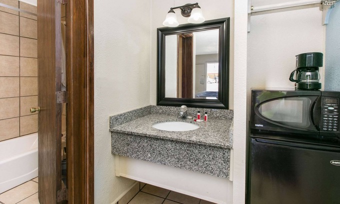 Downtown Hotel | Super 8 by Wyndham Lubbock Civic Center North