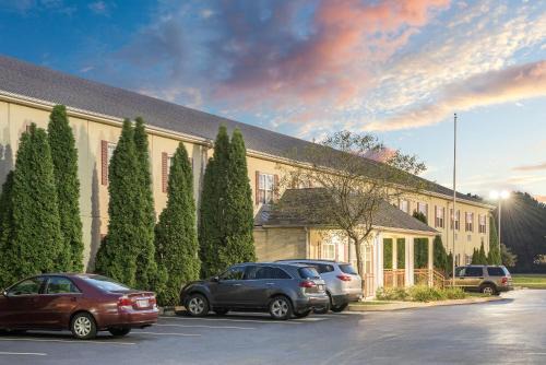 Maumee Hotel | Super 8 by Wyndham Maumee Perrysburg Toledo Area
