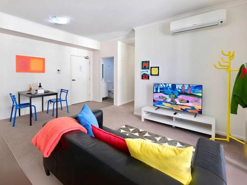 Canterbury Apartment | Super Convenient 1BR Apt Free Parking & study