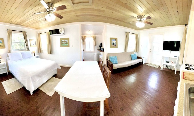 Alice Town House | Superb Location/Walk to Beaches-Bars- Restaurants/AC/Bahamian Owned.