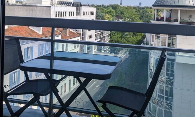 Puteaux Apartment | Superb STUDIO (28m2) with terrace / EIFFEL TOWER / PUTEAUX view