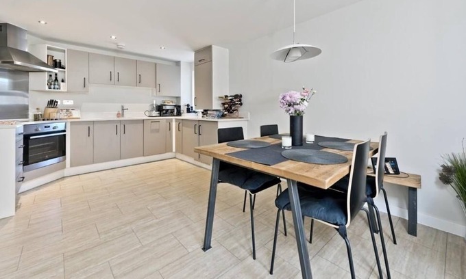 Surbiton Hill Apartment | Surbiton/Kingston - Modern Luxury Spacious Apartment