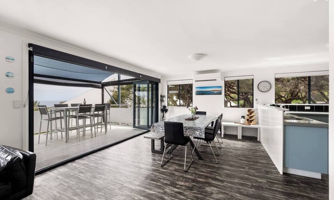 Yallingup House | Surfers Paradise Oceanview Garden Beach House
