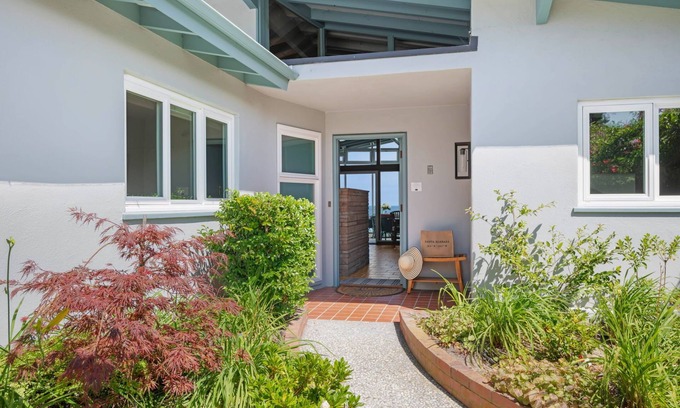 East Mesa House | Surfers Paradise - The Ultimate Ocean View Above Shoreline Drive