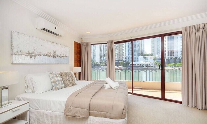 Surfers Paradise Villa | Surfers Reflections Amazing views from your spa!