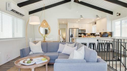 West Newport Apartment | Surfrider II by AvantStay Walk to the Beach Balcony